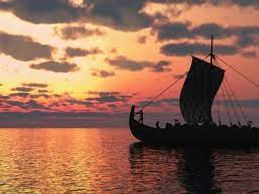 A l’origine, le gravlaks est un mode de conservation et de transformation du saumon issu du cœur du Domaine de Valhalla et traverse ainsi l’histoire des Vikings depuis le X ème siècle.                                 ( Ere viking-800-1050) Traditionnellement en Scandinavie, les pêcheurs parcouraient de longues distances pour attraper le poisson aux reflets d'argent. Les saumons s'amassaient lourdement dans les besaces quand un pêcheur eut l'idée de les préserver au fur et à mesure de sa pêche. Pour commencer, Il les vidait, les lavait sur le bord de la rivière puis les enveloppait dans un linge avec du sel et du sucre et les enterrait entre deux couches de pierres dans le sol.     Cette interaction le fera se concentrer en saveur et en couleur. Ce pêcheur revenait 5-6 jours plus tard pour déterrer ses poissons qui se conservaient plus longtemps. Découvrez cette recette de saumon à la couleur ambrée et aux saveurs délicates telle une symphonie des papilles..