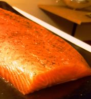 Transformé selon la recette Danoise, ce saumon fondant dégage des notes subtiles et délicates. Présenté en dos de gravlaks (150 gr), en pavés (450 gr) ou en filets (poids variable > 1.1 kg)